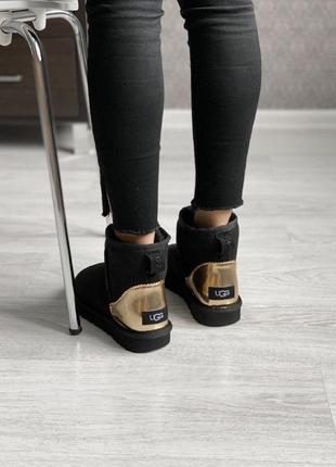 Шикарные женские зимние угги ugg classic mini black/gold5 фото