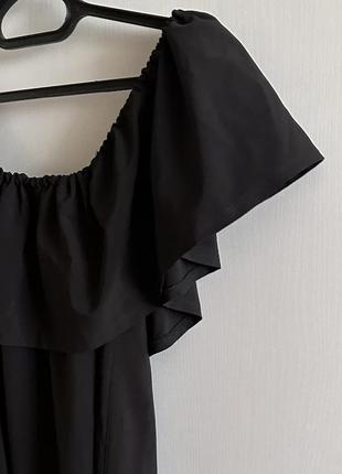 Черное платье с открытыми плечами2 фото