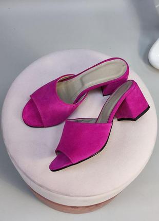 Розовые фуксия замшевые шлепанцы сабо на каблуке много цветов