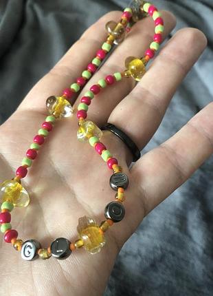 Чокер со словом «glow” из винтажных бусин