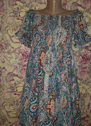 Різнокольрова сукня з рукавами-фонаріками на плечi4 фото