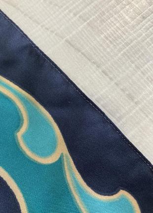 Синий платок с принтом4 фото