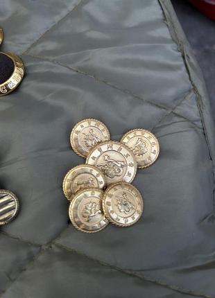 Металеві ґудзики на піджак пальто