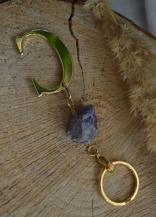 Брелок, підвіска з необробленим аметистом 'буква c'