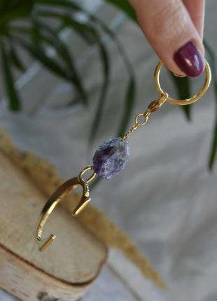 Брелок, підвіска з необробленим аметистом 'буква c'