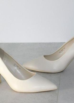 Стильные туфли на удобном каблуке женские молочного цвета8 фото