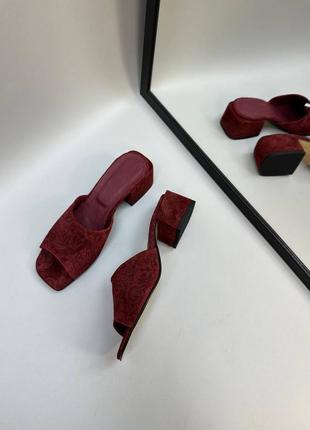 Красные шлепанцы сабо на каблуке из кожи с тиснением7 фото