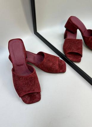 Красные шлепанцы сабо на каблуке из кожи с тиснением5 фото