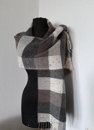 Актуальный шарф в клетку.