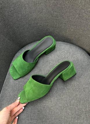 Зеленые замшевые шлепанцы сабо на каблуке много цветов3 фото