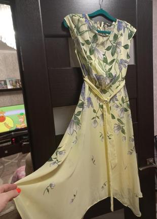 Легка і ніжна сукня з квітковим принтом1 фото