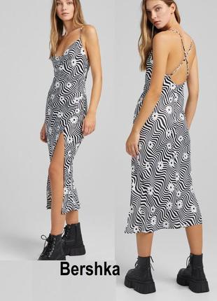 Bershka неймовірна атласна сукня з розрізом