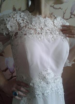 Весільну сукню з мереживом і стразами3 фото