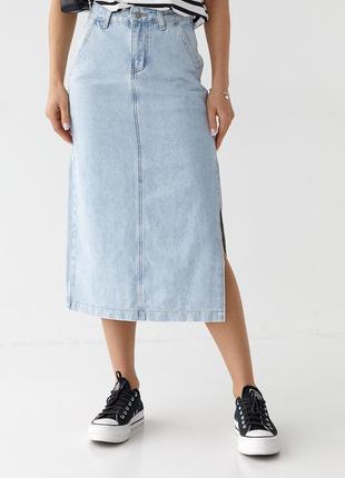Світла джинсова довга жіноча спідниця юбка міді з боковим розрізом