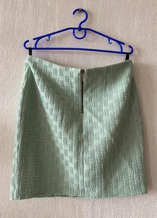 Mohito юбка мини короткая фисташкового цвета текстура текучести5 фото