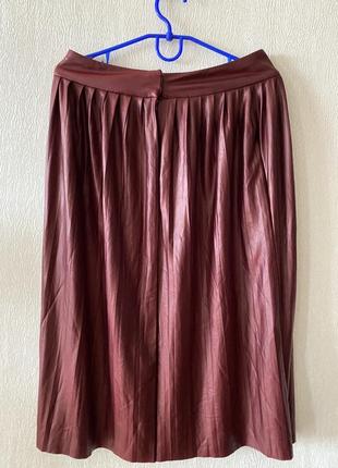 Zara юбка миди эко кожа масляная текстура бордовая баклажан винный цвет марсала плиссе ниже колена4 фото
