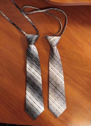 Набір з двох зав'язаних краваток на шнурку