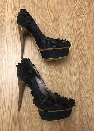 Туфли на высоком каблуке