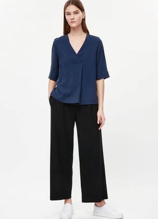 Топ з в вирізом cos рукав 3/4