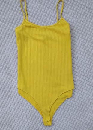 Боди горчичного цвета