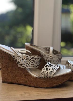 Білі босоніжки