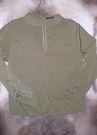 Блуза з чокером та шнурівкою на рукавах