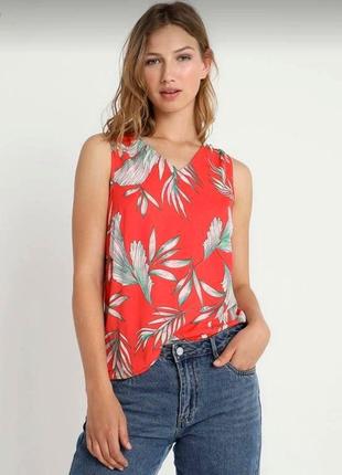 Красива коралова блузка без рукавів "vero moda" з рослинним принтом. розмір l.