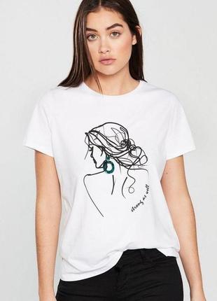 Крутая футболка с ручной росписью красками в стиле минимализма силуэт