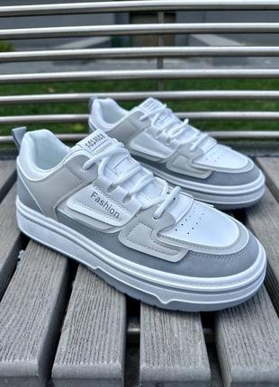 Жіночі кросівки