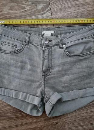 Короткие джинсовые шорты серого цвета6 фото