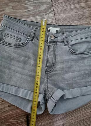 Короткие джинсовые шорты серого цвета3 фото