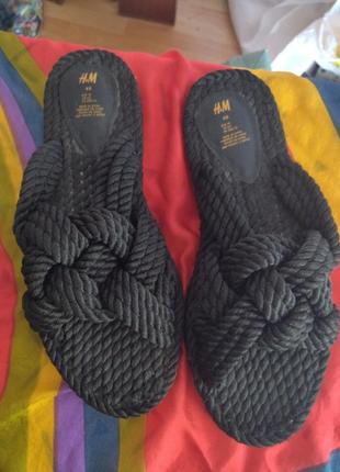 Стильні плетені шльопанці від бренду н&м