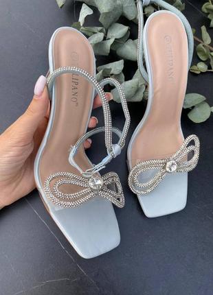 Босоніжки з бантом