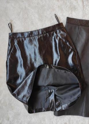 Черная кожаная юбка мини лаковая короткая юбка кожзам блестящая виниловая с карманами4 фото