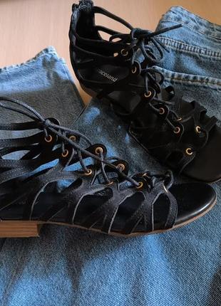Стильные черные замшевые босоножки сандалии со шнуровкой