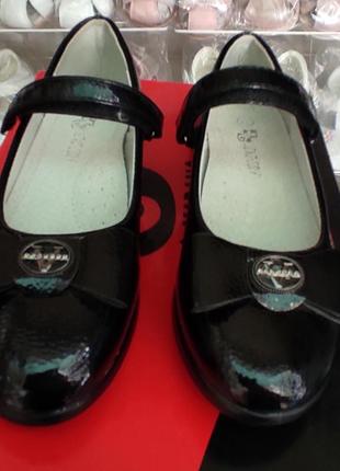 Школьные черные лаковые туфли для девочки на танкетке2 фото