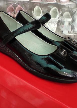 Школьные черные лаковые туфли для девочки на танкетке3 фото