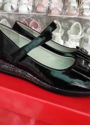 Школьные черные лаковые туфли для девочки на танкетке4 фото