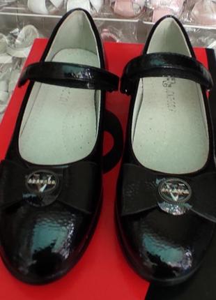 Школьные черные лаковые туфли для девочки на танкетке7 фото