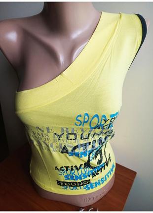 Дівоча майка топ топік на одне плече, принт газетка, невеликий розмір, виробник туреччина