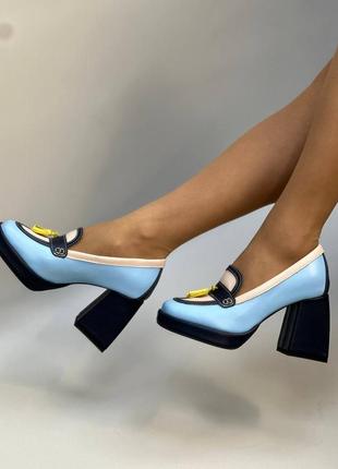 Блакитні голубі шкіряні туфлі на масивному стійкому каблуку7 фото