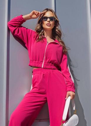 Стильний жіночий спортивний костюм з лампасами укорочена кофта довгі широкі штани комплект чорний синій рожевий малиновий7 фото