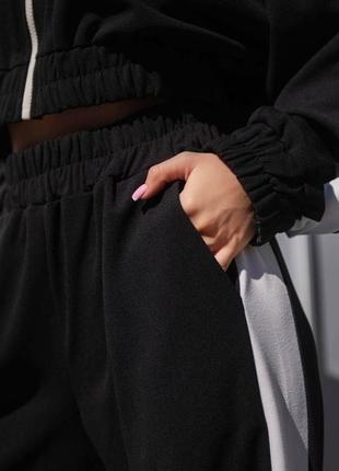 Стильний жіночий спортивний костюм з лампасами укорочена кофта довгі широкі штани комплект чорний синій рожевий малиновий9 фото