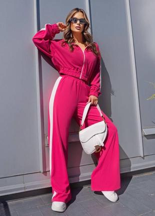Стильний жіночий спортивний костюм з лампасами укорочена кофта довгі широкі штани комплект чорний синій рожевий малиновий1 фото