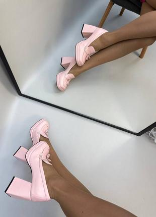 Розовые пудровые кожаные туфли на массивном устойчивом каблуке5 фото