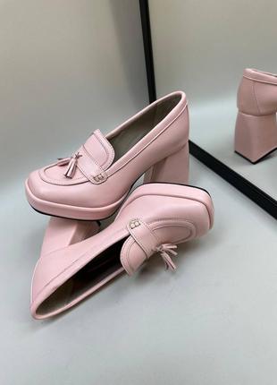 Рожеві пудрові шкіряні туфлі на масивному стійкому каблуку10 фото
