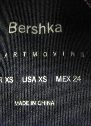 Красивый спортивный топ с вырезом на груди bershka7 фото