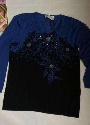 Красивий темно-синій светр з квітами
