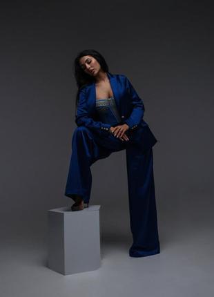Костюм — двойка жіночий брючний атласний, піджак із декором, штани оверсайз, бренд, ошатний, синій3 фото
