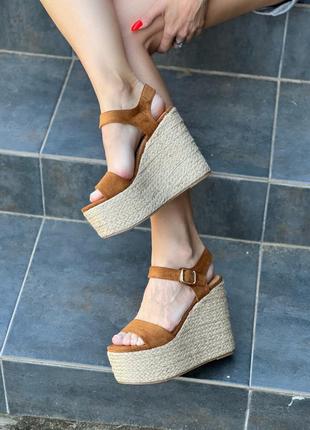 Босоніжки в наявності